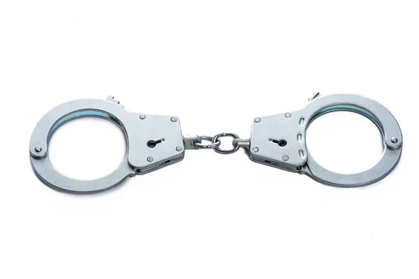 Металлические наручники на белом изолированном фоне — стоковое фото