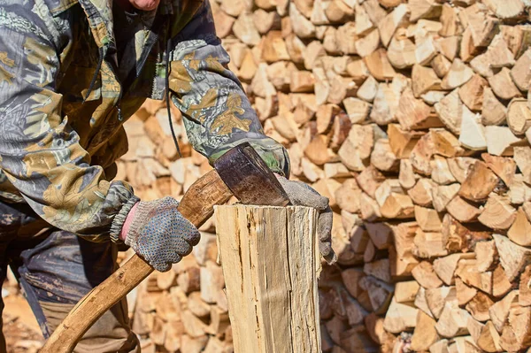 Brennholz hacken mit einem Häcksler in Nahaufnahme an einem sonnigen Tag — Stockfoto