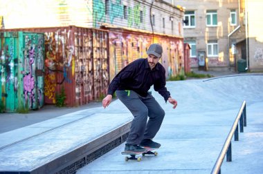 Kaykaycı sipere atlamaya hazırlanıyor.