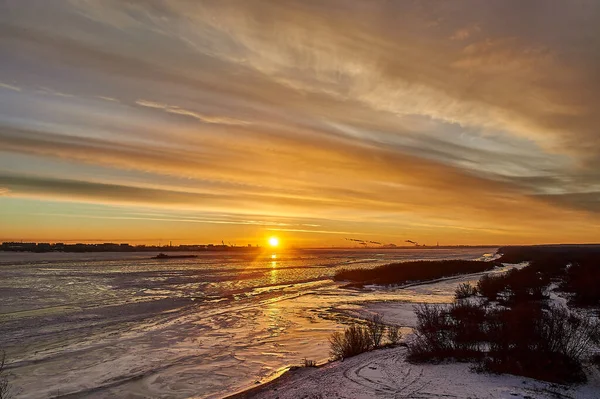 Sonnenaufgang im Winter vor dem Hintergrund eines gefrorenen Flusses — Stockfoto