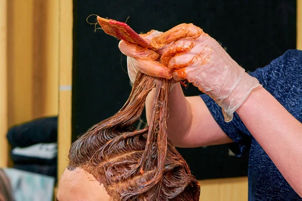 Das Bemalen von Frauenhaaren in einem Friseursalon in Großaufnahme — Stockfoto