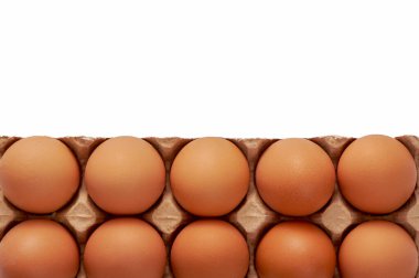 Kartondaki bir düzine yumurta beyaz izole bir zemin üzerinde duruyor, boşluğu kopyala