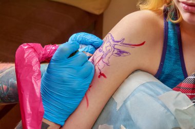 Ön kolda yakın plan dövme işlemi.