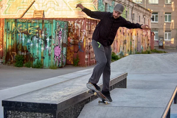 Скейтбордист готується стрибати на парапеті — стокове фото