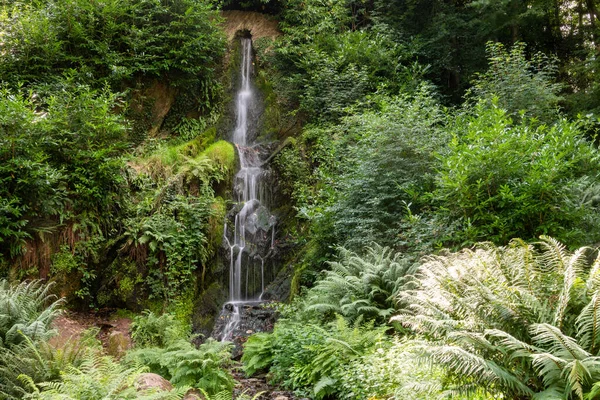 8月8日2021 ヘスターコムの家や庭園で大きな滝の長い露出 — ストック写真