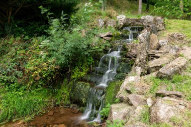 Taunton. Somerset. Birleşik Krallık. 8 Ağustos 2021. Hestercombe 'daki ev ve bahçelerde uzun bir şelale.