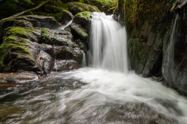 Hoar Oak Nehri 'nin üzerinde Exmoor Ulusal Parkı' ndaki Watersmeet 'te akan şelalenin uzun pozu.