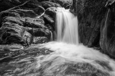 Hoar Oak Nehri 'nin üzerinde Exmoor Ulusal Parkı' ndaki Watersmeet 'te akan şelalenin uzun pozu.