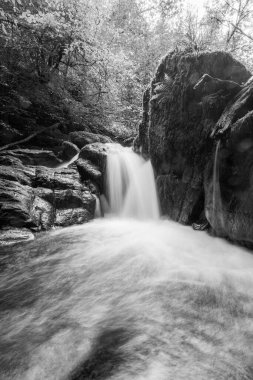 Hoar Oak Nehri 'nin üzerinde Exmoor Ulusal Parkı' ndaki Watersmeet 'te akan şelalenin uzun pozu.