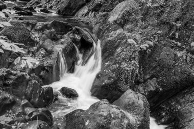 Hoar Oak Nehri 'nin üzerinde Exmoor Ulusal Parkı' ndaki Watersmeet 'te akan şelalenin uzun pozu.