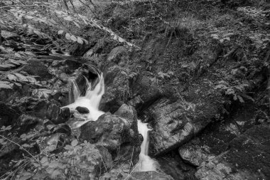 Hoar Oak Nehri 'nin üzerinde Exmoor Ulusal Parkı' ndaki Watersmeet 'te akan şelalenin uzun pozu.