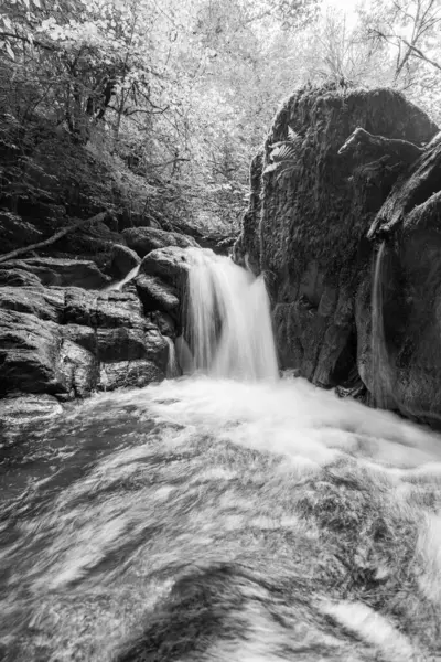 Larga Exposición Una Cascada Río Hoar Oak Water Que Fluye — Foto de Stock