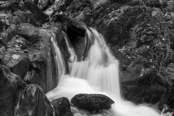 Lång Exponering Ett Vattenfall Hoar Oak Water Floden Rinner Genom — Stockfoto