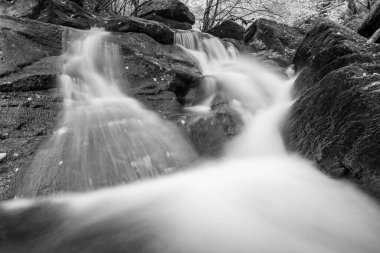 Hoar Oak Nehri 'nin üzerinde Exmoor Ulusal Parkı' ndaki Watersmeet 'te akan şelalenin uzun pozu.