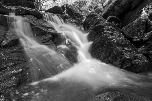 在Exmoor国家公园的Watersmeet 长时期暴露在Hoar Oak水河上流经树林的瀑布中 — 图库照片