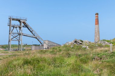 Cornwall 'daki Botallack madeninde bir baca manzarası