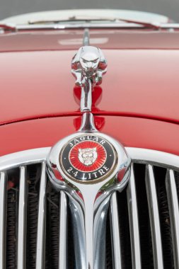 Honiton. Devon. Birleşik Krallık. 2 Temmuz 2021. Devon County Show 'da sergilenen Mark 2 Jaguar' ın önünü kapatın.