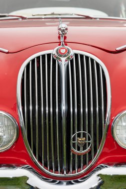 Honiton. Devon. Birleşik Krallık. 2 Temmuz 2021. Devon County Show 'da sergilenen Mark 2 Jaguar' ın önünü kapatın.