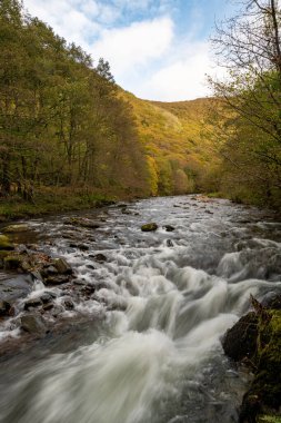 Sonbaharda Exmoor Ulusal Parkı 'ndaki Watersmeet' teki Doone Vadisi 'nden akan Doğu Lyn Nehri' nin uzun pozu