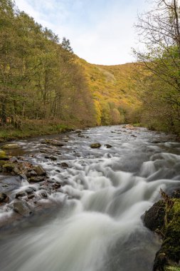 Sonbaharda Exmoor Ulusal Parkı 'ndaki Watersmeet' teki Doone Vadisi 'nden akan Doğu Lyn Nehri' nin uzun pozu