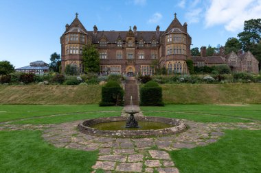 Tiverton. Devon. Birleşik Krallık. 22 Ağustos 2021. Devon 'daki Knighthayes Court kır evi manzaralı.