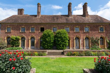 Barrington. Somerset. Birleşik Krallık. 8 Ağustos 2021. Strode evinin manzarası ve Somerset 'teki Barrington Court' taki süs bahçesi.