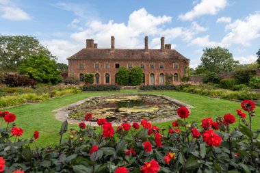 Barrington. Somerset. Birleşik Krallık. 8 Ağustos 2021. Strode evinin manzarası ve Somerset 'teki Barrington Court' taki süs bahçesi.