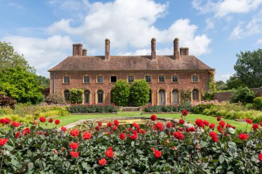 Barrington. Somerset. Birleşik Krallık. 8 Ağustos 2021. Strode evinin manzarası ve Somerset 'teki Barrington Court' taki süs bahçesi.