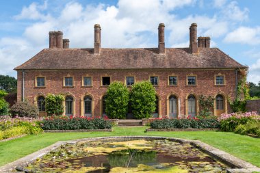 Barrington. Somerset. Birleşik Krallık. 8 Ağustos 2021. Strode evinin manzarası ve Somerset 'teki Barrington Court' taki süs bahçesi.