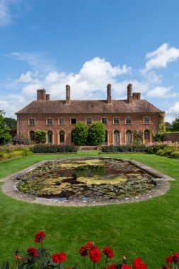 Barrington. Somerset. Birleşik Krallık. 8 Ağustos 2021. Strode evinin manzarası ve Somerset 'teki Barrington Court' taki süs bahçesi.