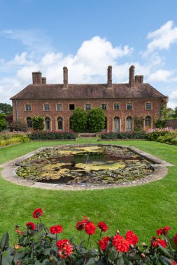 Barrington. Somerset. Birleşik Krallık. 8 Ağustos 2021. Strode evinin manzarası ve Somerset 'teki Barrington Court' taki süs bahçesi.