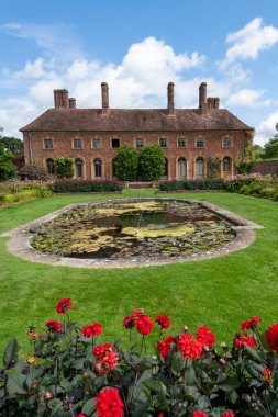 Barrington. Somerset. Birleşik Krallık. 8 Ağustos 2021. Strode evinin manzarası ve Somerset 'teki Barrington Court' taki süs bahçesi.