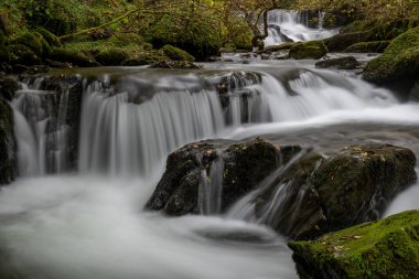 Sonbaharda Exmoor Ulusal Parkı 'ndaki Watersmmet' te Hoar Oak Nehri 'nde bir şelaleye uzun süre maruz kalmak