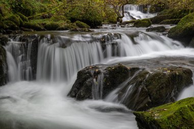 Sonbaharda Exmoor Ulusal Parkı 'ndaki Watersmmet' te Hoar Oak Nehri 'nde bir şelaleye uzun süre maruz kalmak