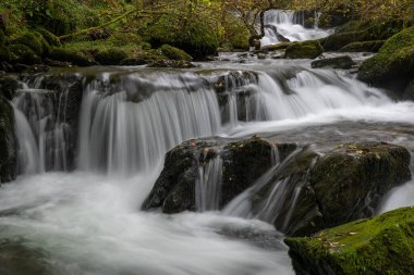 Sonbaharda Exmoor Ulusal Parkı 'ndaki Watersmmet' te Hoar Oak Nehri 'nde bir şelaleye uzun süre maruz kalmak