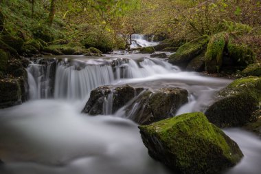 Sonbaharda Exmoor Ulusal Parkı 'ndaki Watersmmet' te Hoar Oak Nehri 'nde bir şelaleye uzun süre maruz kalmak