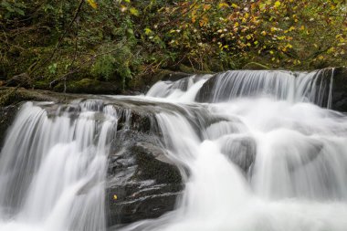 Sonbaharda Exmoor Ulusal Parkı 'ndaki Watersmmet' te Hoar Oak Nehri 'nde bir şelaleye uzun süre maruz kalmak