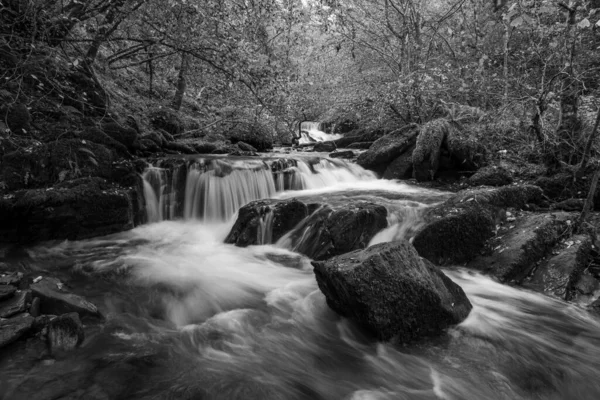 去年秋天 埃克摩尔国家公园的Hoar Oak Water River瀑布长期暴露在瀑布中 — 图库照片
