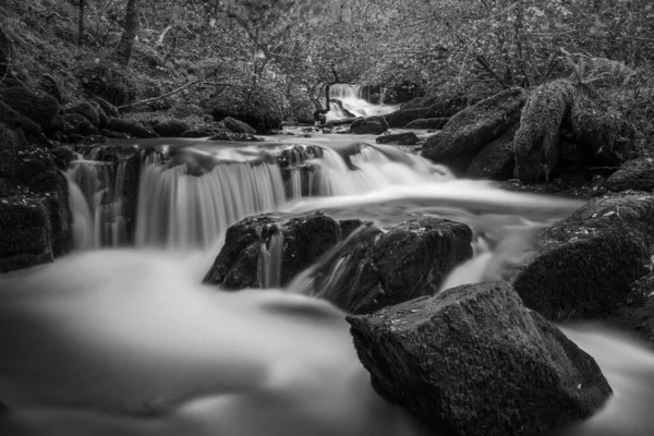 去年秋天 埃克摩尔国家公园的Hoar Oak Water River瀑布长期暴露在瀑布中 — 图库照片