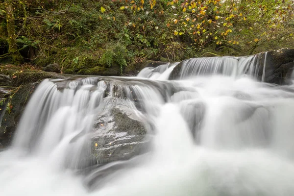 Sonbaharda Exmoor Ulusal Parkı 'ndaki Watersmmet' te Hoar Oak Nehri 'nde bir şelaleye uzun süre maruz kalmak