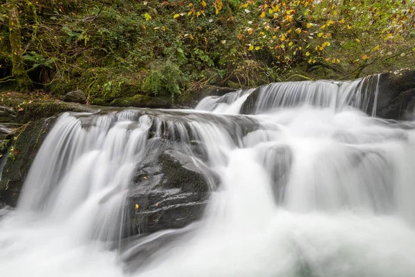 Sonbaharda Exmoor Ulusal Parkı 'ndaki Watersmmet' te Hoar Oak Nehri 'nde bir şelaleye uzun süre maruz kalmak