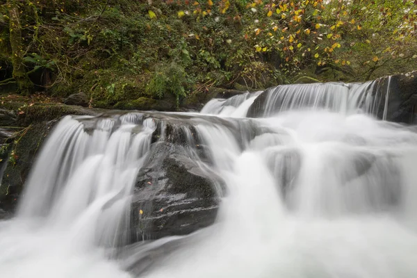 Sonbaharda Exmoor Ulusal Parkı 'ndaki Watersmmet' te Hoar Oak Nehri 'nde bir şelaleye uzun süre maruz kalmak