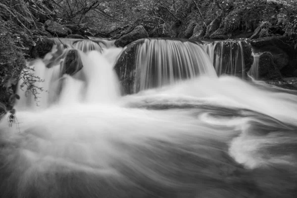 Czarno Bia Zdjêcie Wodospadu Hoar Oak Wodna Rzeka Watersmmet Exmoor — Zdjęcie stockowe