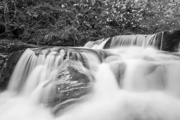 Czarno Bia Zdjêcie Wodospadu Hoar Oak Wodna Rzeka Watersmmet Exmoor — Zdjęcie stockowe