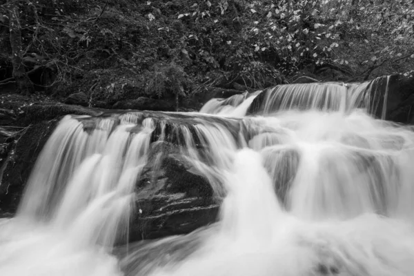 Exmoor国家公园的Hoar Oak Water River上瀑布的黑白照片 — 图库照片
