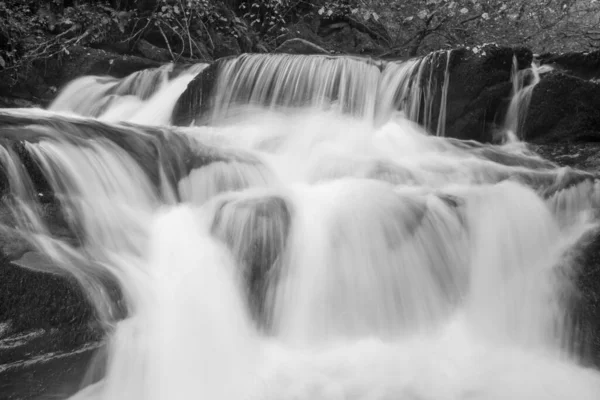 Exmoor国立公園のWatersmmetのHoar Oak Water川の滝の白黒写真 — ストック写真