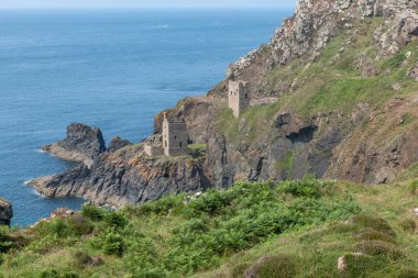 Cornwall 'daki Botallack madenindeki Crowns madenindeki motor evleri.