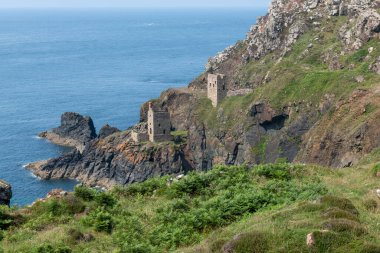Cornwall 'daki Botallack madenindeki Crowns madenindeki motor evleri.