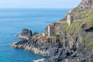 Cornwall 'daki Botallack madenindeki Crowns madenindeki motor evleri.