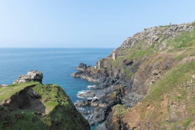 Cornwall 'daki Botallack madenindeki Crowns madenindeki motor evleri.